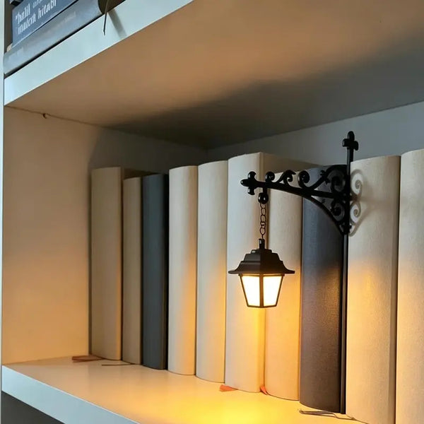 Library Lantern – Miniatur-Hängeregal-Lampe, warmes LED-Leselampenlicht & literarische Dekoration